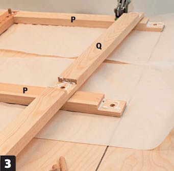 Växthus mot vägg bygga själv: Fördela trälim jämnt i utfräsningarna Växthus mot vägg bygga själv: Fördela trälim jämnt i utfräsningarna